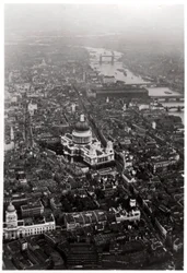 Vue aérienne de la cathédrale Saint-Paul, Londres, depuis un Zeppelin, 1931 1933