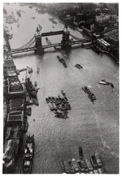 Vue aérienne du Tower Bridge, Londres, depuis un Zeppelin, 1931-1933
