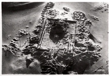 Vue aérienne des fouilles archéologiques près de Saqqarah, Égypte, 1931-1933