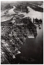 Vue aérienne du chantier naval Bremer Vulkan, Brême, Allemagne, depuis un Zeppelin, vers 1931-1933