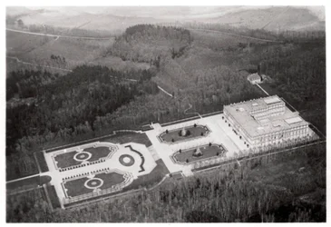 Vue aérienne du Palais de Herrenchiemsee, Bavière, Allemagne, depuis un Zeppelin, vers 1931-1933