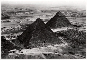 Vue aérienne des pyramides de Gizeh, Égypte, depuis un Zeppelin, 1931 1933