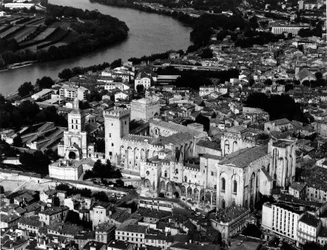 Vue aérienne du Palais des Papes (1335-1355) et de la Cathédrale Notre-Dame des Doms (12e siècle). Avignon, Vaucluse