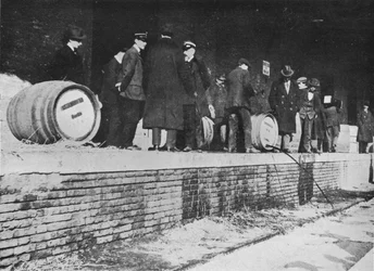 Après la déclaration de guerre : Bière allemande emportée dans un entrepôt douanier italien, 1915