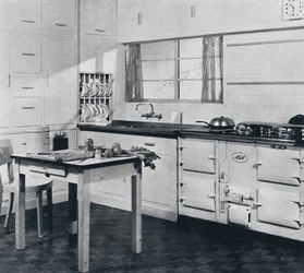 Aga Heat Ltd. La cuisinière Aga modèle F pour une grande maison, finie en émail vitrifié noir et crème