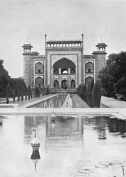 Agra. La porte du Taj Mahal, vers 1910