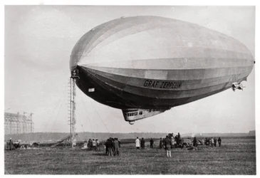 Dirigeable LZ127 Graf Zeppelin amarré à Löwental, Allemagne, 1933