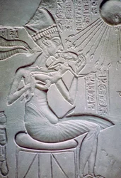 Akhenaton tenant une de ses filles
