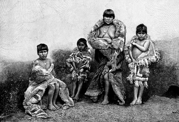 Alakaluf Fuegians, vêtus de peaux de guanaco, Chili, 1895