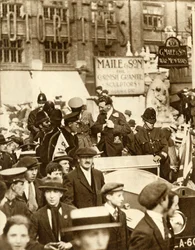 Alcock et Brown...après le premier vol transatlantique sans escale, Londres, juin 1919, 1935