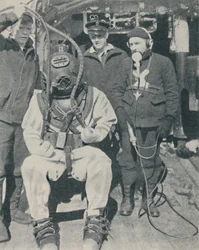 Plongeur naval américain portant des gants en caoutchouc étanches à trois doigts, 1937