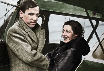 Amy Johnson, aviatrice britannique, sur le point de partir pour Le Cap, 1932