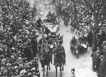 Amy Johnson conduite à travers des rues bondées, Melbourne