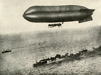 Un dirigeable escortant un convoi, 1919