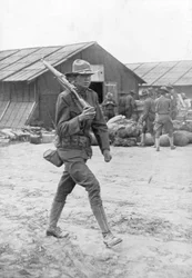 Un soldat américain en sentinelle, Saint-Nazaire, France, vers 1917