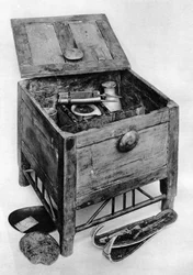 Un ancien coffret de toilette égyptien en bois