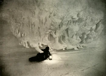 Une grotte de glace en hiver, c1908, 1909