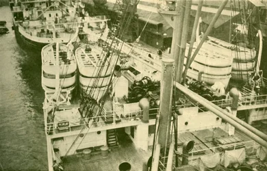 Une impressionnante rangée de bateaux à bord du Leviathan, vers 1930
