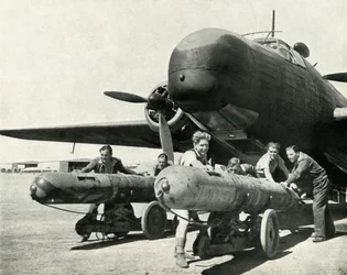 Un avion pouvant transporter des torpilles sur plusieurs centaines de kilomètres