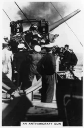 Un canon antiaérien à bord du HMS Nelson, 1937