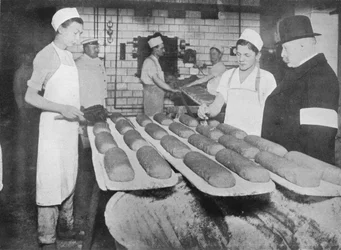 Un inspecteur visitant une boulangerie de Berlin, 1915