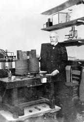 Antoine Becquerel dans son laboratoire, vers les années 1890