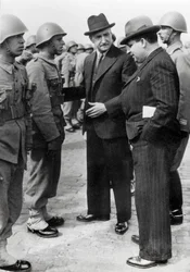 Antonio de Oliveira Salazar inspectant les troupes