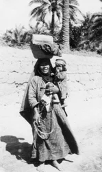 Femme arabe et enfant, 1917-1919