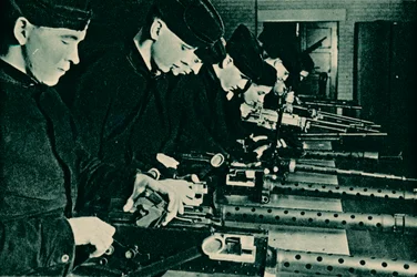 Armuriers assemblant des armes aériennes, 1940