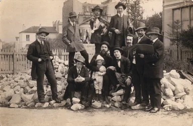 Artistes devant La Ruche, Montparnasse