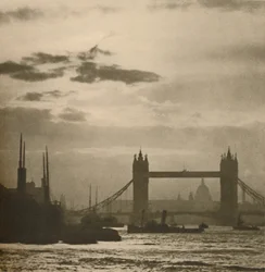Comme les navires voient Londres depuis le bassin, vers 1935
