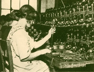 Assemblage des nouveaux téléphones automatiques prêts à être distribués aux abonnés, c1930