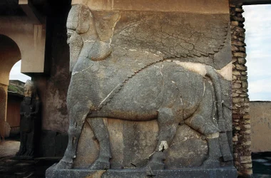 Art assyrien : taureau ailé, gardien de l