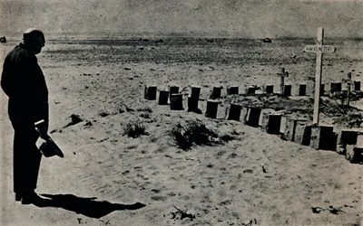 Dans un cimetière de champ de bataille en Égypte