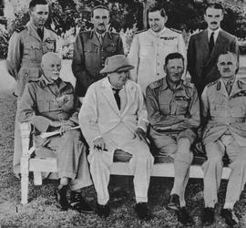 Au front en Égypte : M. Churchill au Caire avec des membres du Conseil de guerre du Moyen-Orient, 1942