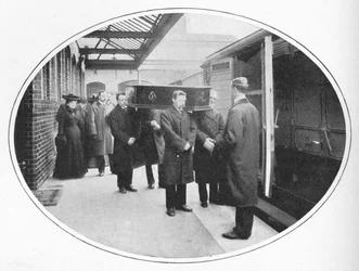 À la gare de la Compagnie des Nécropoles, Westminster Bridge Road, Londres