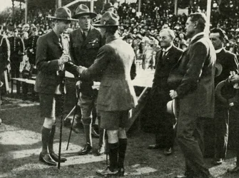 À la parade des scouts et guides, Adélaïde, Australie, 1927, 1937