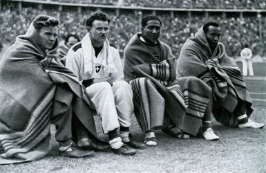Athlètes Frank Wykoff, Paul Hanni, Ralph Metcalfe et Jesse Owens, Jeux olympiques de Berlin, 1936