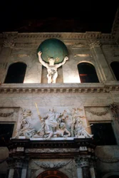 Atlas portant l