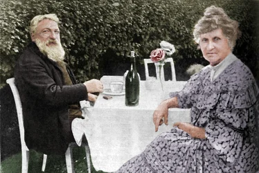 Auguste Rodin et sa femme dans leur jardin à Meudon, vers 1925