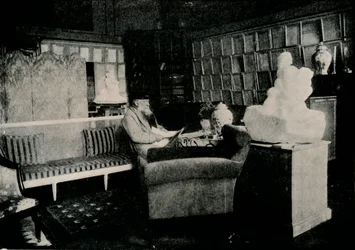 Auguste Rodin parmi ses livres au 77 rue de Varenne, vers 1900