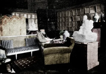 Auguste Rodin parmi ses livres au 77 rue de Varenne, vers 1900