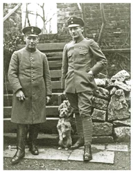 Soldats autrichiens ou italiens avec un chien, février 1918