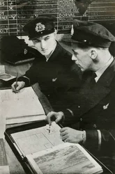 Officiers de navigation de la BOAC élaborant un plan de vol, Seconde Guerre mondiale, c1939-c1944 1946