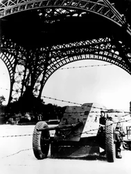 Fil de fer barbelé et canon antichar sous la Tour Eiffel, Paris occupé par les Allemands, 1940-1944