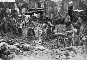 Enroulement de fil de fer barbelé, la défense de Verdun, France, Première Guerre mondiale, 1916, vers 1920