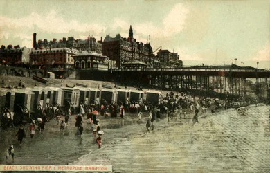 Plage montrant la jetée et le Métropole, Brighton, fin 19e-début 20e siècle
