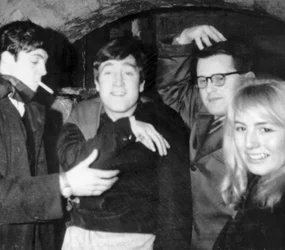 Les Beatles John Lennon et Paul McCartney au Cavern Club vers 1960