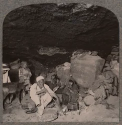 Habitants des grottes bédouines dans leurs grottes, vers 1900