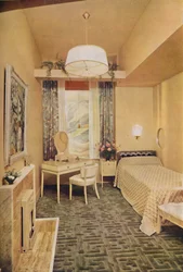 Chambre conçue par Esmé Gordon, avec tapis Wilton à motif clé grecque